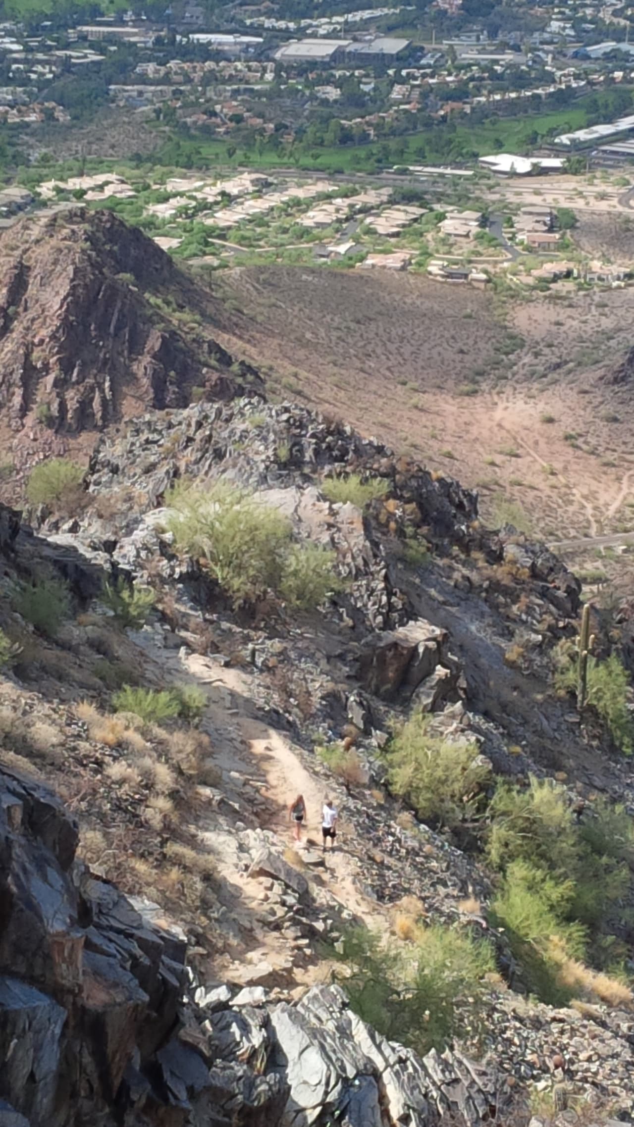 Una fuerte tormenta azota a varias áreas del Valle, y a pesar de las advertencias, algunos se han aventurado a la montaña Piestewa Peak, donde el cielo amaneció despejado, pero rápidamente el monzón llegó a nublarlo.