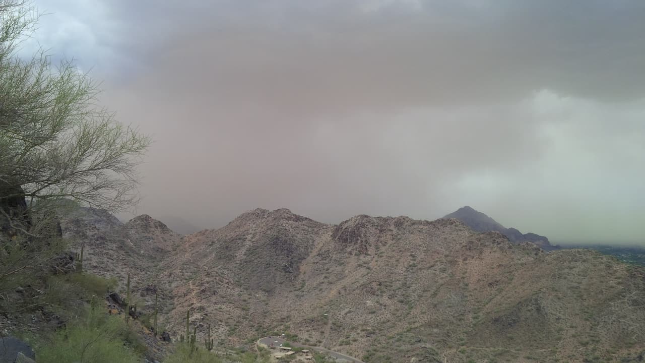 Una fuerte tormenta azota a varias áreas del Valle, y a pesar de las advertencias, algunos se han aventurado a la montaña Piestewa Peak, donde el cielo amaneció despejado, pero rápidamente el monzón llegó a nublarlo.