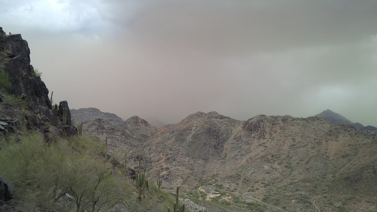 Una fuerte tormenta azota a varias áreas del Valle, y a pesar de las advertencias, algunos se han aventurado a la montaña Piestewa Peak, donde el cielo amaneció despejado, pero rápidamente el monzón llegó a nublarlo.