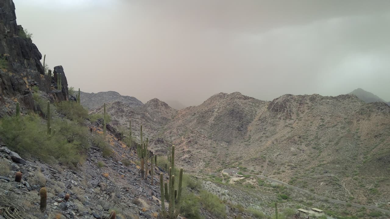 Una fuerte tormenta azota a varias áreas del Valle, y a pesar de las advertencias, algunos se han aventurado a la montaña Piestewa Peak, donde el cielo amaneció despejado, pero rápidamente el monzón llegó a nublarlo.