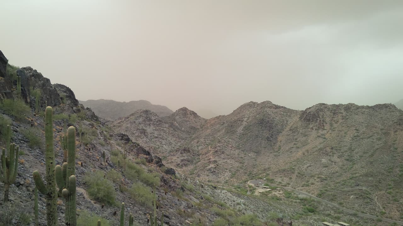 Una fuerte tormenta azota a varias áreas del Valle, y a pesar de las advertencias, algunos se han aventurado a la montaña Piestewa Peak, donde el cielo amaneció despejado, pero rápidamente el monzón llegó a nublarlo.