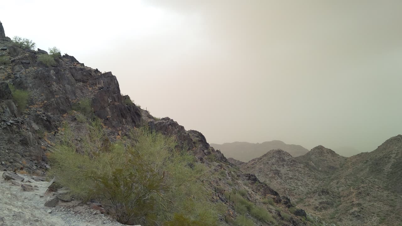 Una fuerte tormenta azota a varias áreas del Valle, y a pesar de las advertencias, algunos se han aventurado a la montaña Piestewa Peak, donde el cielo amaneció despejado, pero rápidamente el monzón llegó a nublarlo.