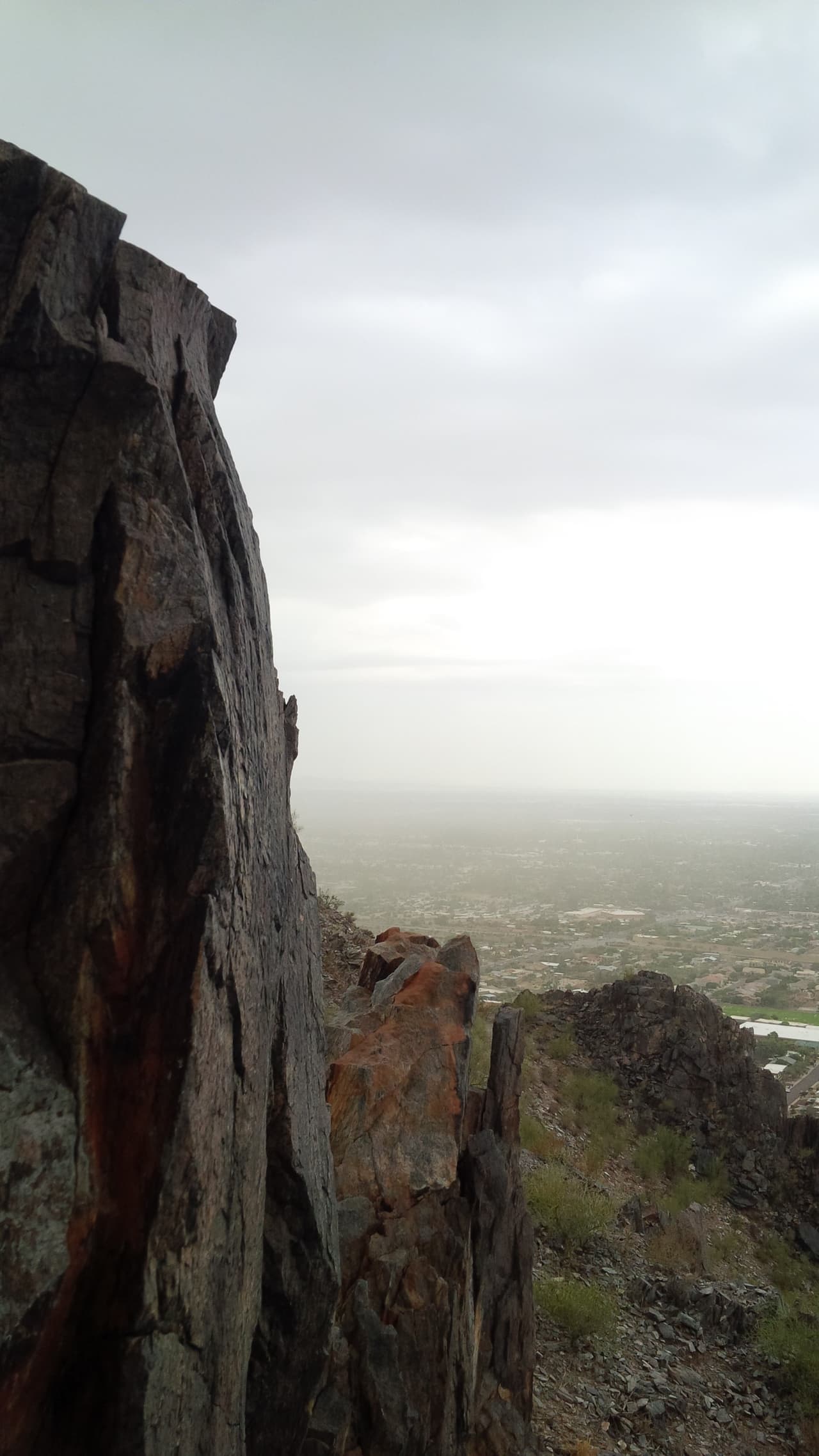 Una fuerte tormenta azota a varias áreas del Valle, y a pesar de las advertencias, algunos se han aventurado a la montaña Piestewa Peak, donde el cielo amaneció despejado, pero rápidamente el monzón llegó a nublarlo.