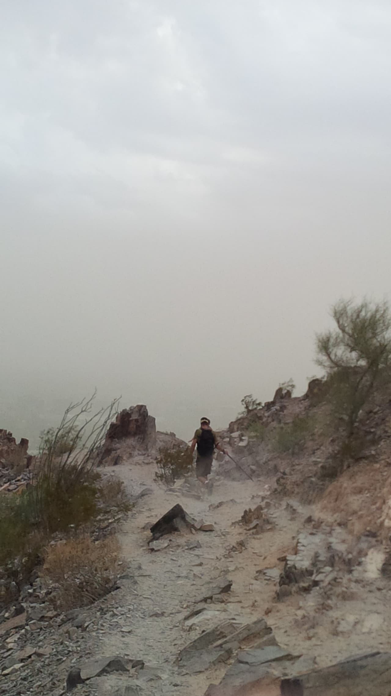 Una fuerte tormenta azota a varias áreas del Valle, y a pesar de las advertencias, algunos se han aventurado a la montaña Piestewa Peak, donde el cielo amaneció despejado, pero rápidamente el monzón llegó a nublarlo.