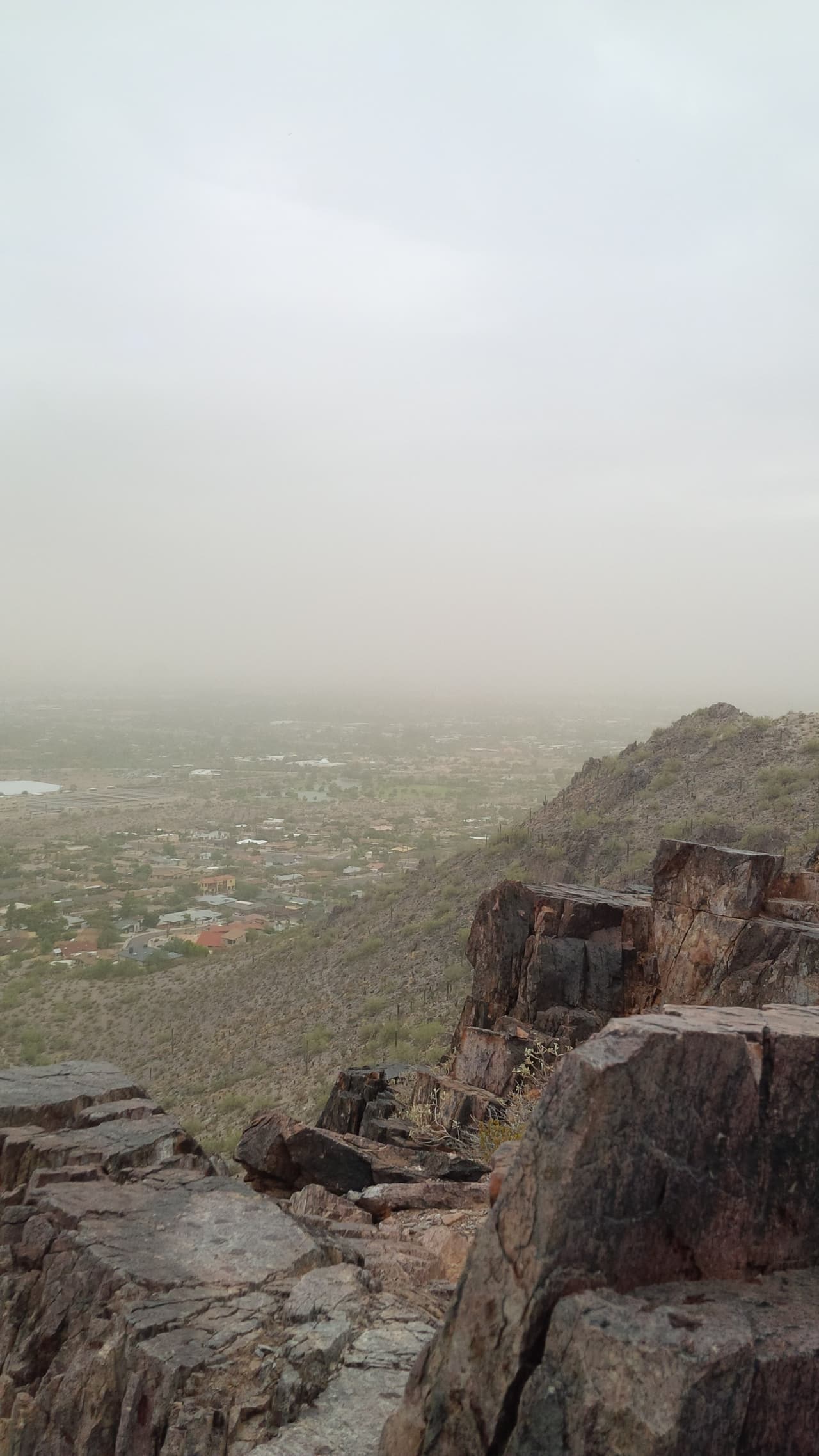 Una fuerte tormenta azota a varias áreas del Valle, y a pesar de las advertencias, algunos se han aventurado a la montaña Piestewa Peak, donde el cielo amaneció despejado, pero rápidamente el monzón llegó a nublarlo.