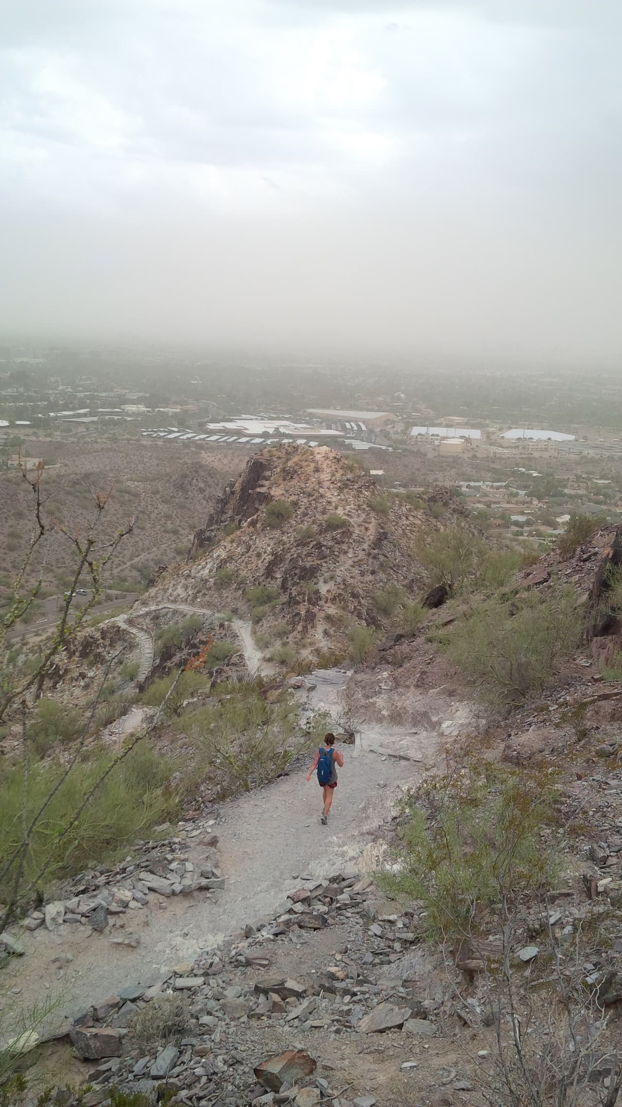 Una fuerte tormenta azota a varias áreas del Valle, y a pesar de las advertencias, algunos se han aventurado a la montaña Piestewa Peak, donde el cielo amaneció despejado, pero rápidamente el monzón llegó a nublarlo.