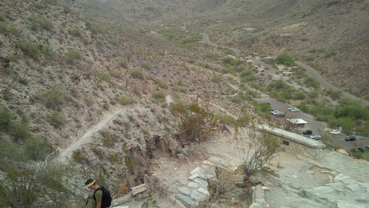 Una fuerte tormenta azota a varias áreas del Valle, y a pesar de las advertencias, algunos se han aventurado a la montaña Piestewa Peak, donde el cielo amaneció despejado, pero rápidamente el monzón llegó a nublarlo.