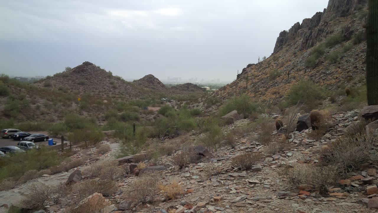 Una fuerte tormenta azota a varias áreas del Valle, y a pesar de las advertencias, algunos se han aventurado a la montaña Piestewa Peak, donde el cielo amaneció despejado, pero rápidamente el monzón llegó a nublarlo.
