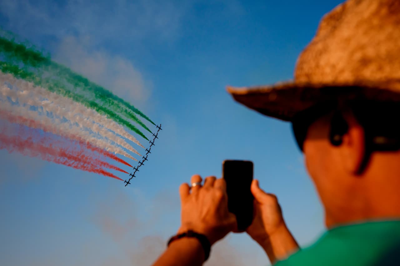 El equipo acrobático Frecce Tricolori de la Fuerza Aérea Italiana realiza una exhibición en el Show Aeronáutico Internacional BIA.