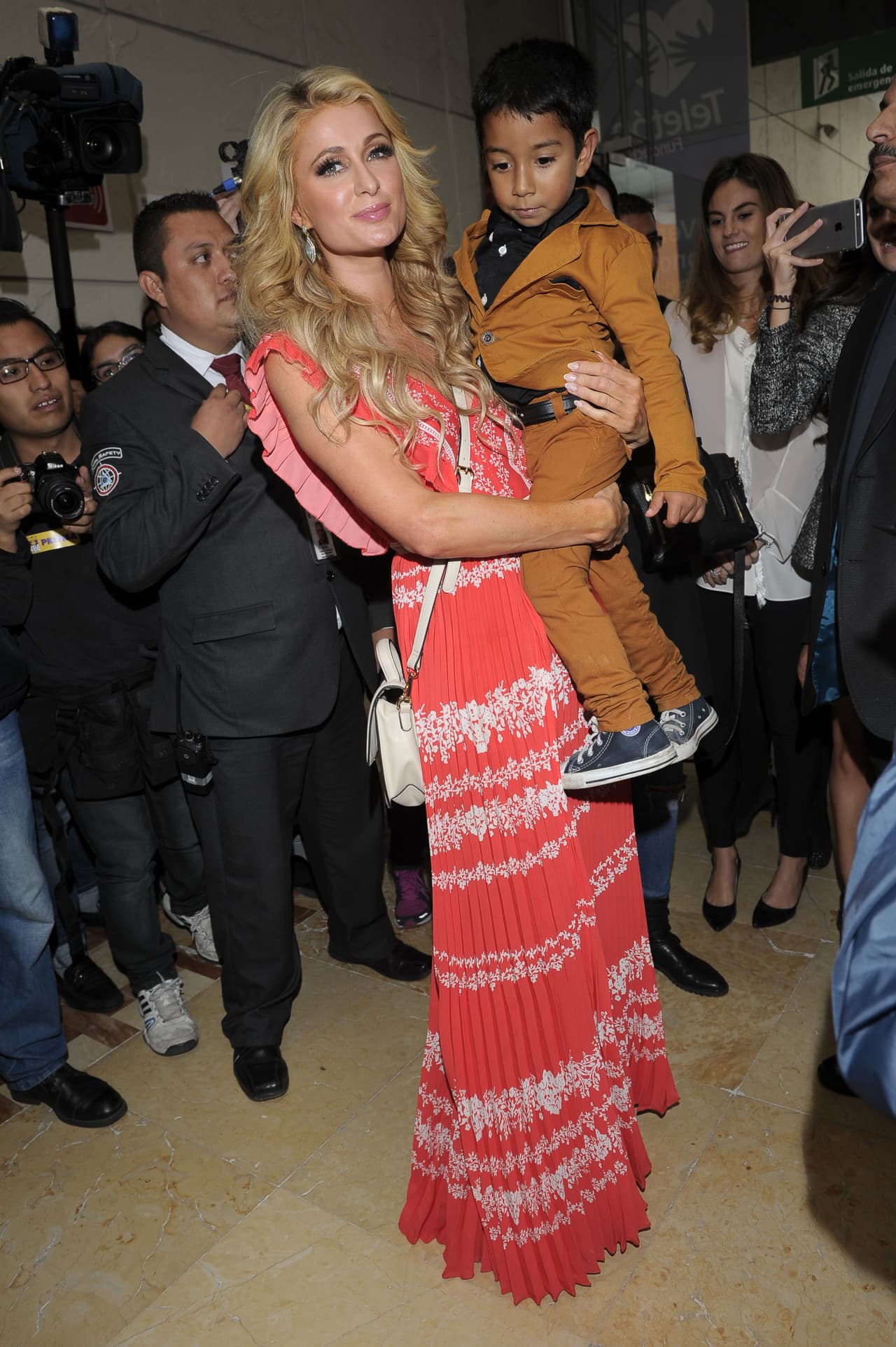 El nene, llamado Ezequiel, bailó con Paris, señalando así que ya podía caminar tras sus terapias.