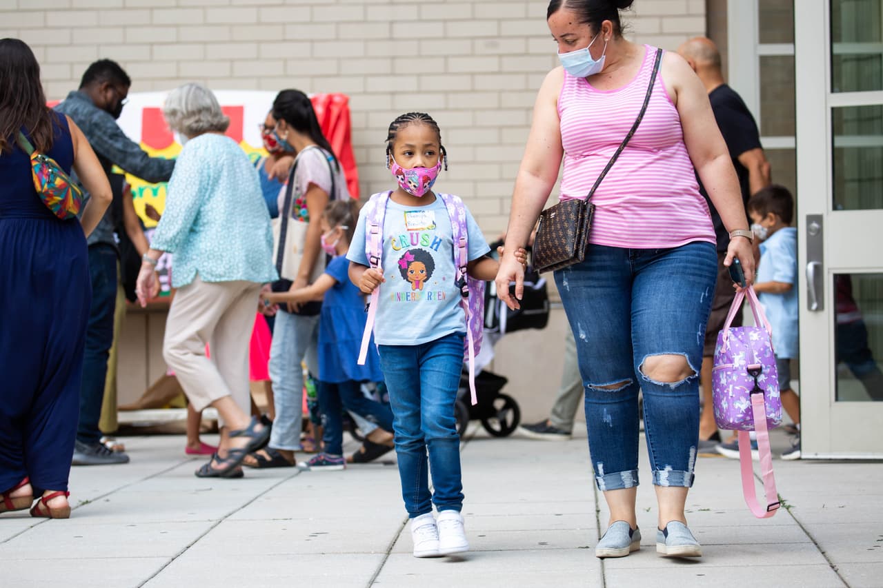NYC exigirá pruebas semanales de covid-19 en las escuelas públicas