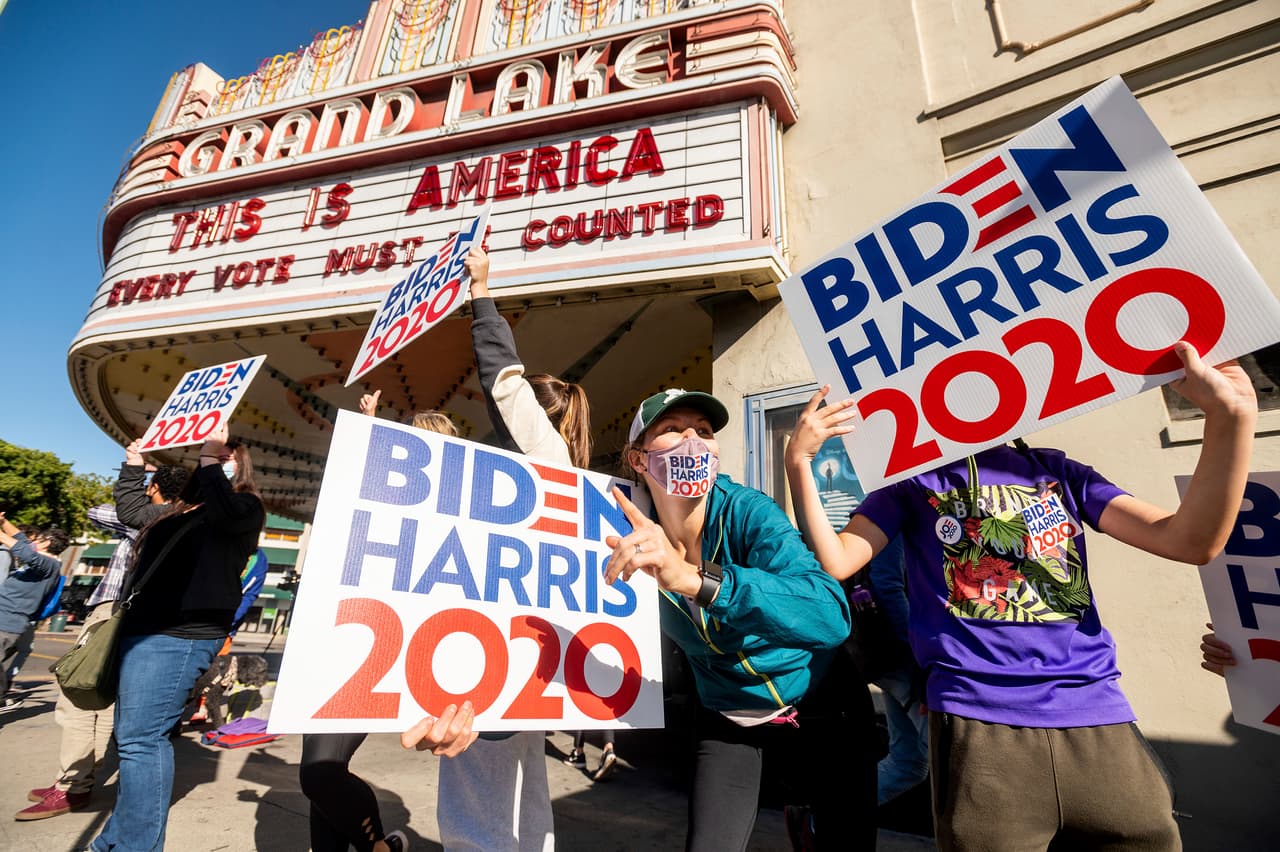 Frente al teatro Grand Lake, en Oakland, decenas de simpatizantes pasaron gran parte de la mañana del sábado celebrando que Kamala Harris, quien nación en esa ciudad, se convirtiera en la primera mujer de color en ser nombrada vicepresidenta electa de los Estados Unidos.