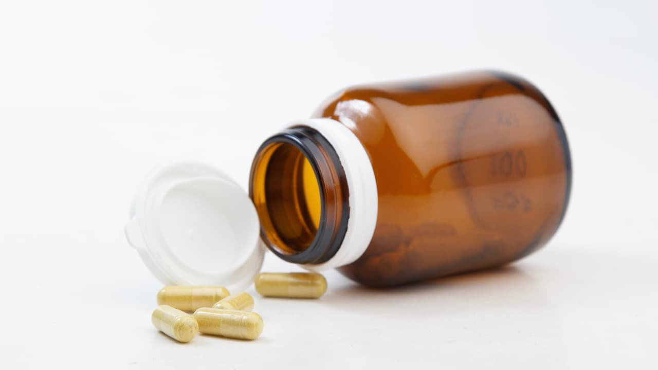 <h3 class="cms-H3-H3"><b>Medicinas</b></h3>
<br>
<br>Según 
<a href="http://www.nytimes.com/2011/08/16/health/16consumer.html?pagewanted=all&_r=0" target="_blank">The New York Times</a> las compañías farmacéuticas garantizan la efectividad de sus medicinas cuando estas son almacenadas a temperaturas de entre 58 a 77 grados Fahrenheit, pero según declaró a ese medio la profesora de farmacéutica de la Universidad de Washington, Skye McKennon entre los 58 y los 86 grados Fahrenheit la mayoría de las medicinas deberían funcionar bien.
<br>
<br>Fuera de esos parámetros la efectividad de las medicinas puede afectarse, perdiendo su efectividad o incluso convirtiéndose en agentes perjudiciales para la salud. 
<br>