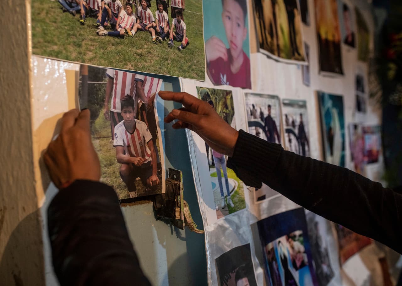 Un pariente coloca una imagen de Yovani Valencia en un tablón en la vivienda familiar en San Marcos Atexquilapan, en el estado de Veracruz, México, el 13 de julio de 2022. Valencia es uno de los migrantes fallecidos a causa del calor y la deshidratación en un tráiler abandonado.