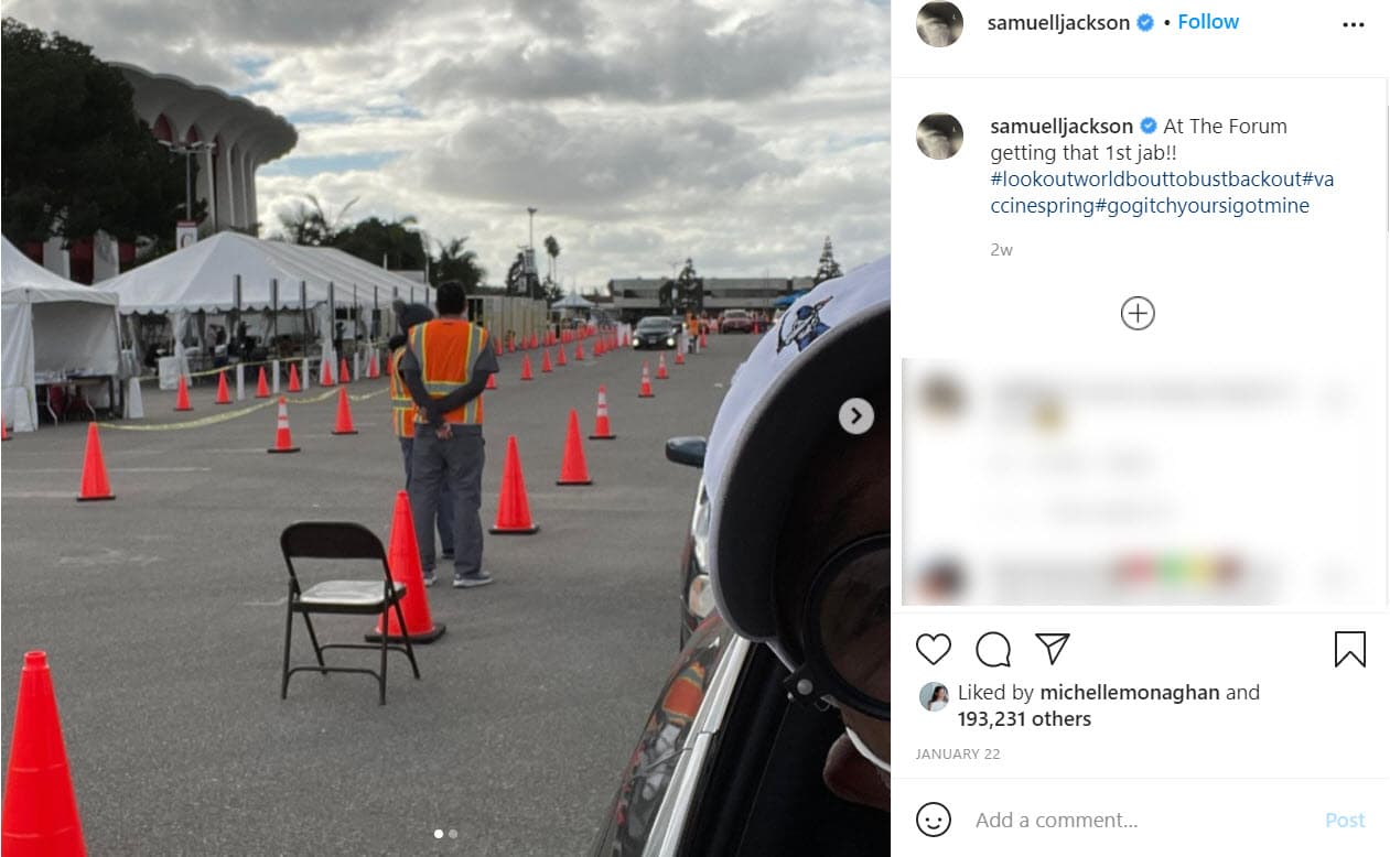 "¡En The Forum, recibiendo la primera dosis!", escribió Jackson, de 72 años, en Instagram.
