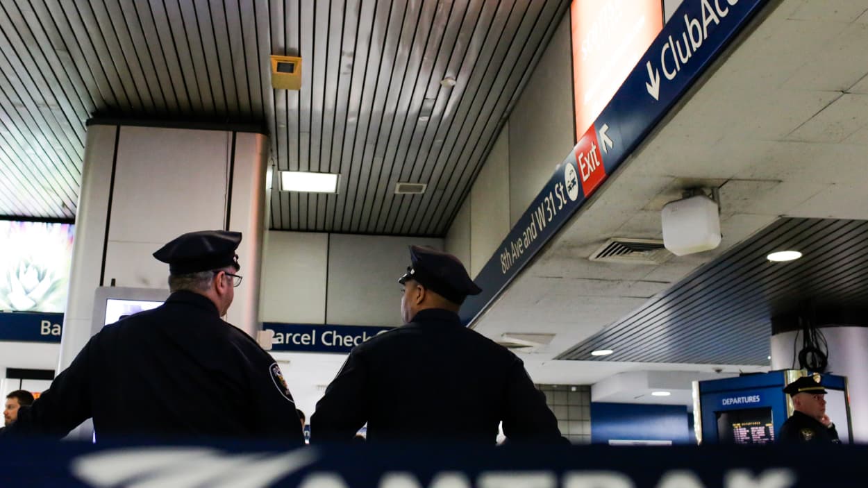 Al identificar un explosivo o un arma, el sensor emite una alarma a los agentes para que estos puedan actuar dependiendo el caso.