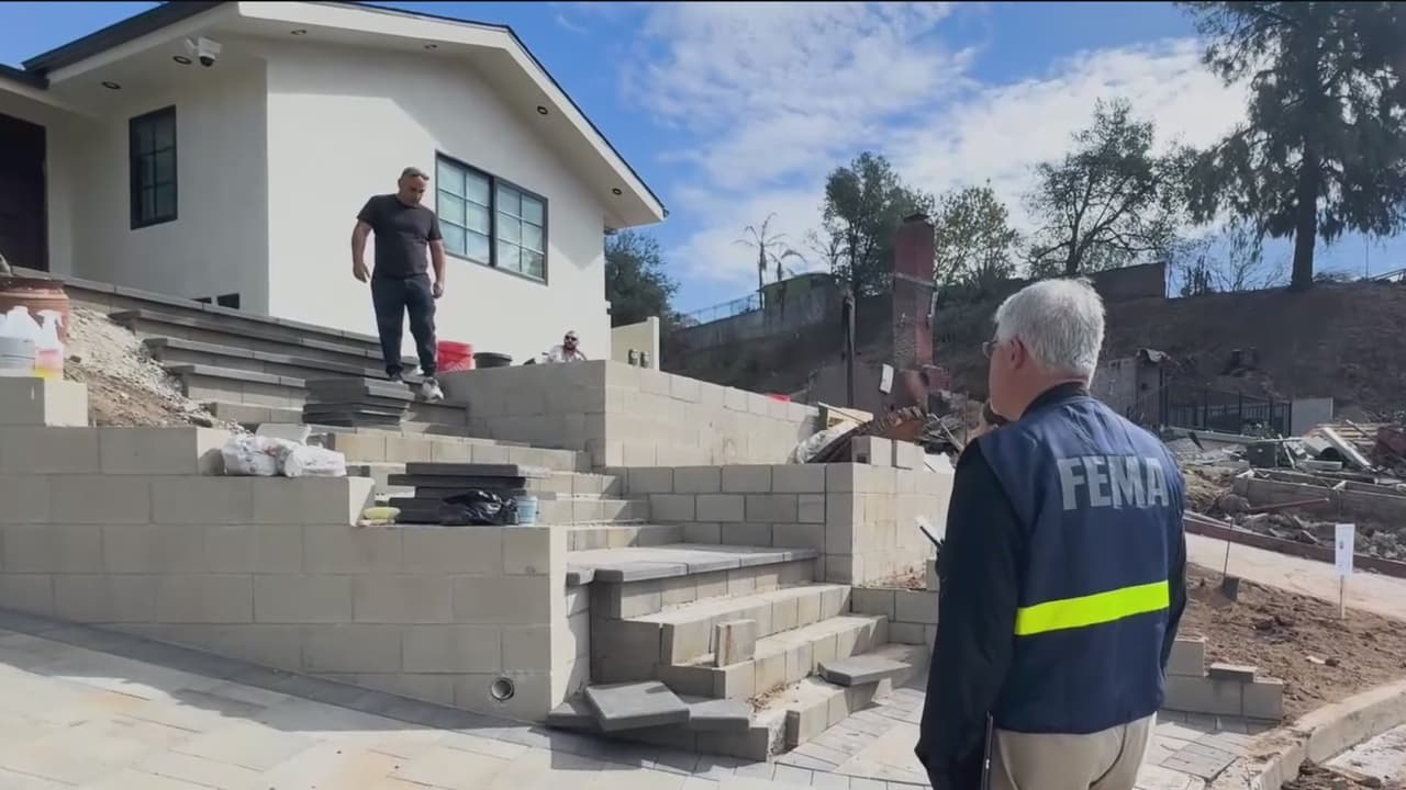 FEMA recorre zonas dañadas por incendios en Los Ángeles ofreciendo apoyo