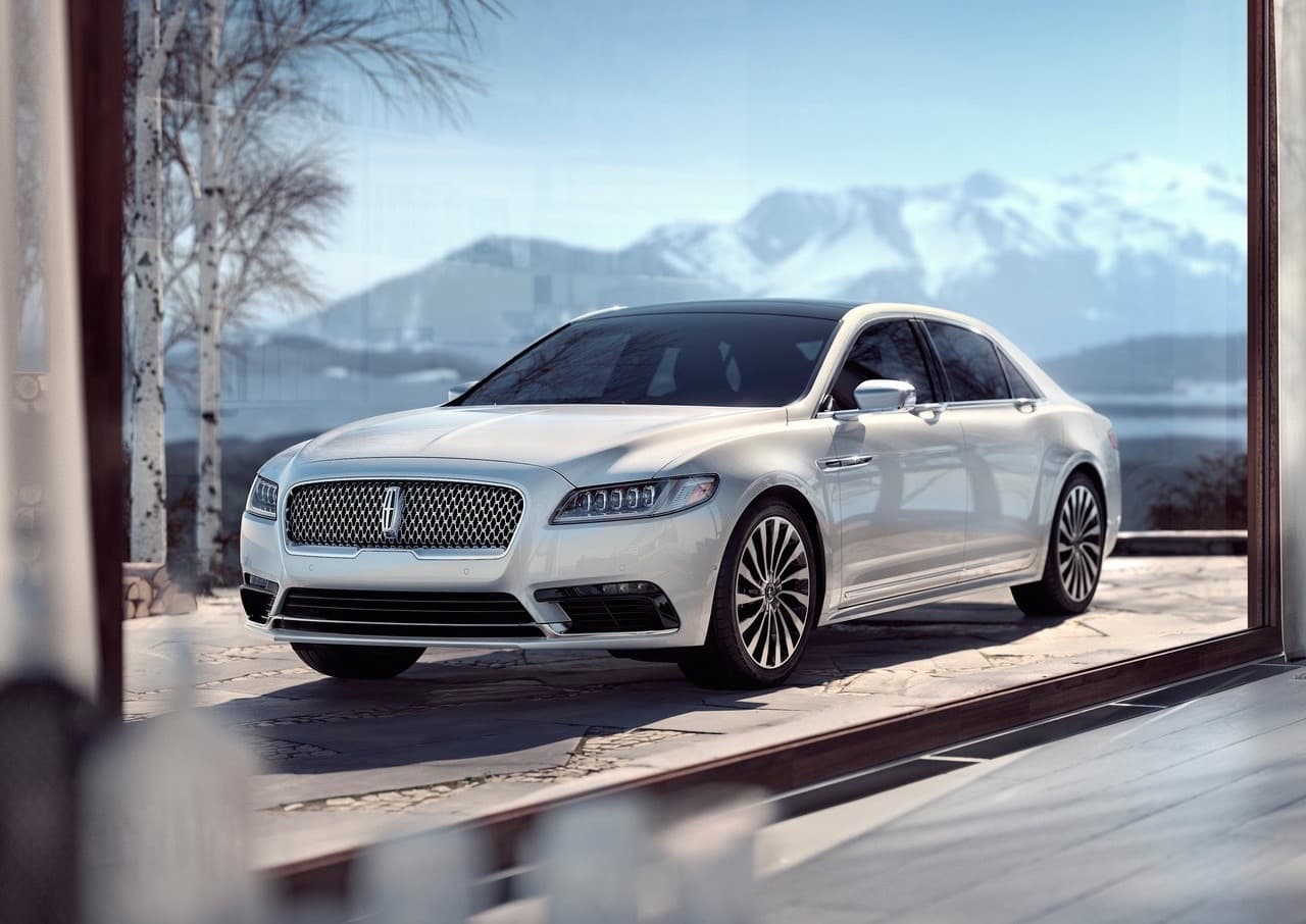 <b>Auto mediano premium: Lincoln Continental</b> (empate)
<br>
<br>'Lincoln Continental' probablemente sea el nombre más históricamente significativo entre los autos estadounidenses. Después de la espectacular primera edición en 1940, el exquisito Continental Mark II de 1956 y los hermosos Continental de los años 60, Lincoln le pegó el emblema a casi todo lo que construía, incluyendo unos mediocres sedanes de tracción delantera en los 90 hasta retirar el modelo en 2002. Lincoln decidió revivir el nombre en 2017 con un auto que lo mereciera y sus compradores parecen estar de acuerdo.
<br>
<br>Finalistas:
<br>- Volvo S90