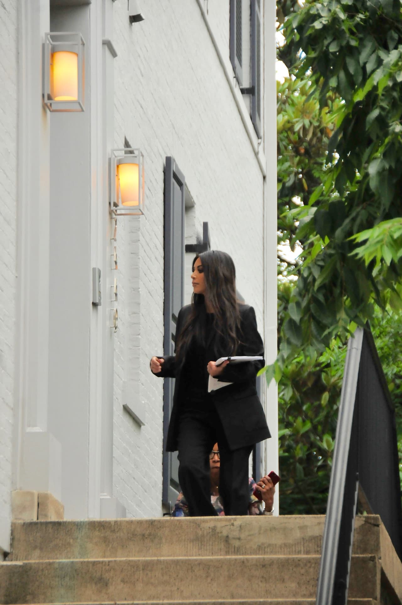 Con ese mismo atuendo, Kim se dirigió más tarde a la casa de Jared e Ivanka, la hija y el yerno de Donald Trump.