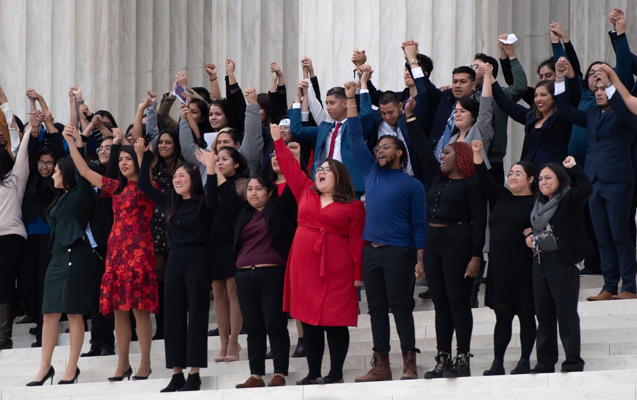 Los jueces liberales enfatizaron la gran cantidad de individuos, empresas y otros que han confiado en el programa. La magistrada Sonia Sotomayor exigió al procurador general, Noel Francisco, que dijera si la administración consideraba todo el daño que causaría terminar el programa, o si era solo una "elección para destruir vidas".
