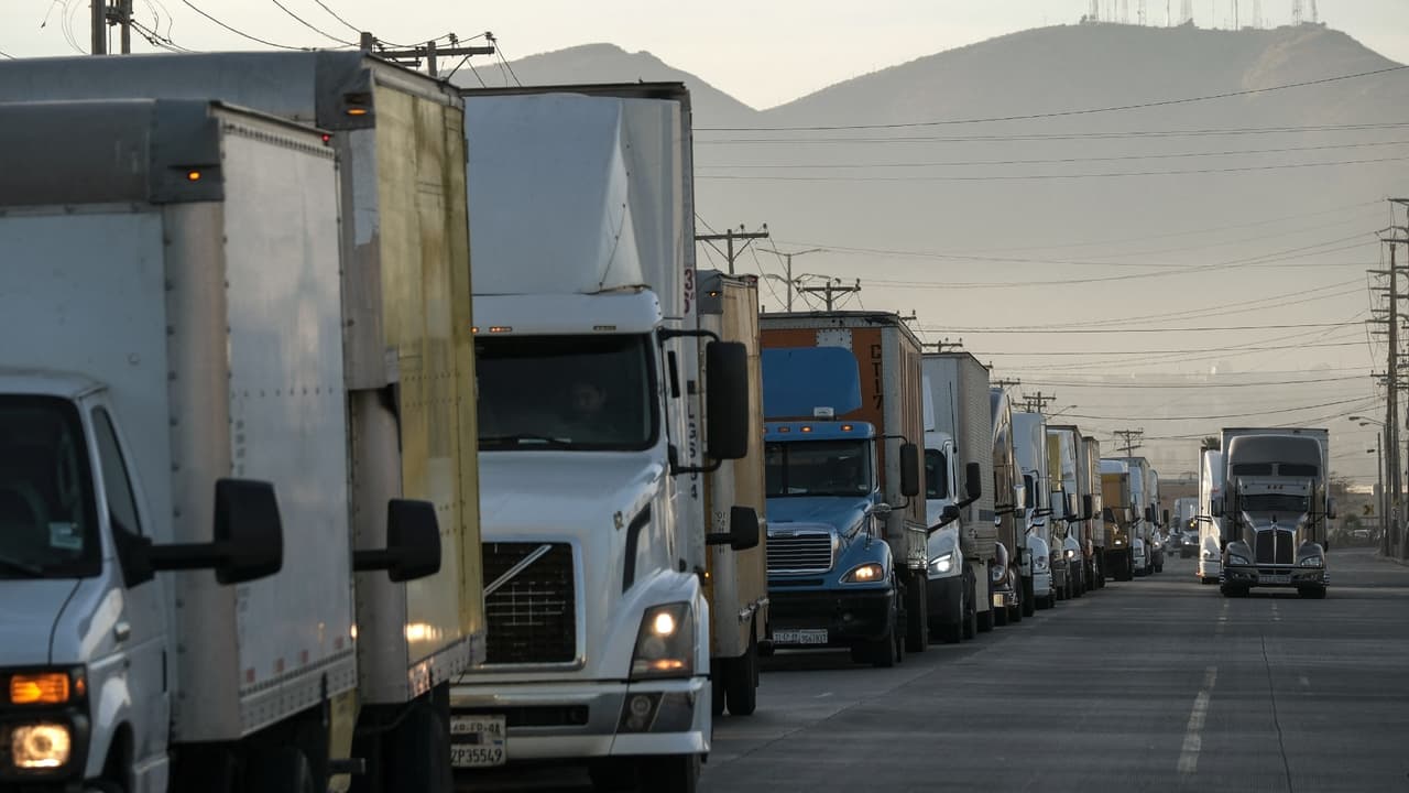 "Es preocupante": camioneros mexicanos temen perder su sustento por el plan de aranceles de Trump