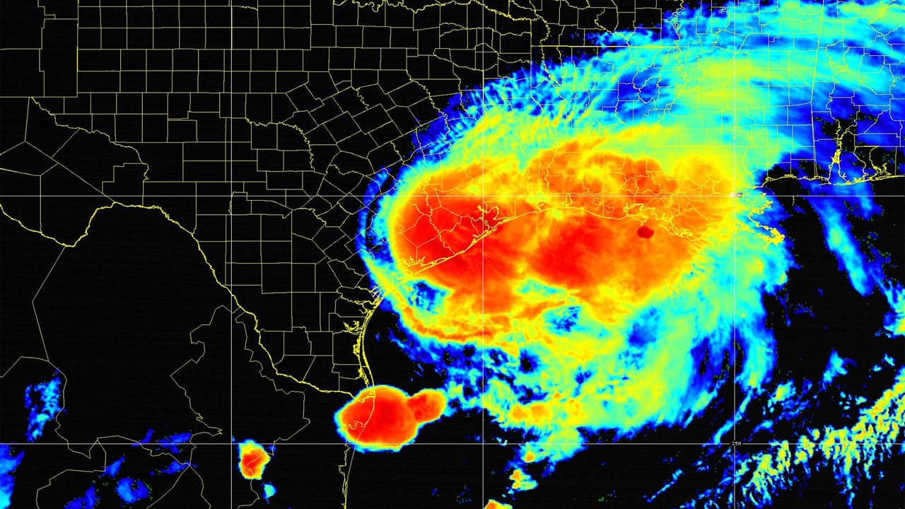 Nicholas toca tierra sobre la costa de Texas como huracán de categoría 1