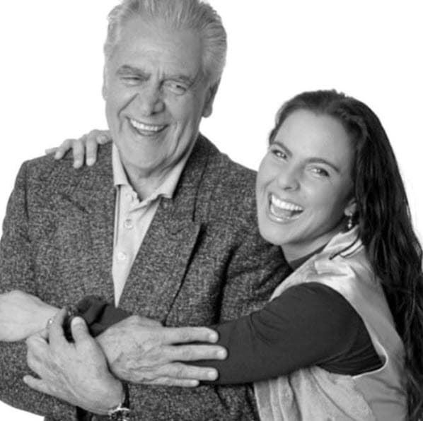 "Si no conociera yo a mi hija, en fin, 
<b>son chismes</b> a todo dar".
<br>