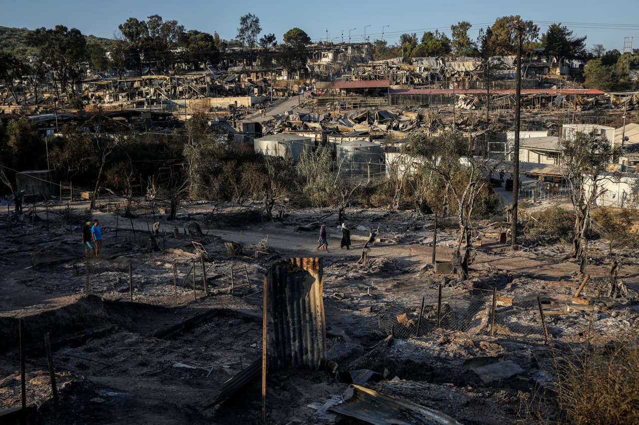 "¿Qué nos va a pasar? Aquí, sufrimos desde hace tres días, tenemos sed, hambre, no podemos ir al baño o ducharnos", cuenta Patricia, una congoleña a un corresponsal de AFP.
