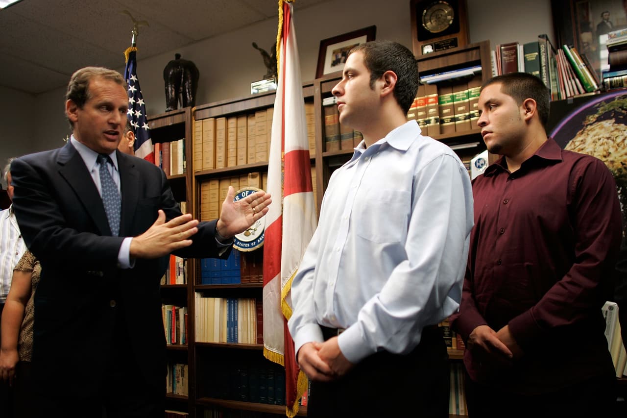 Lincoln Díaz-Balart habla con Juan Gómez y su hermano Alex Gómez, dos estudiantes universitarios, cuyos padres los trajeron desde Colombia a EEUU ilegalmente cuando tenían 2 y 3 años de edad. Los hermanos iban a ser deportados, pero Díaz-Balart patrocinó una ley para permitir que estos dos estudiantes universitarios permanecieran en el país.