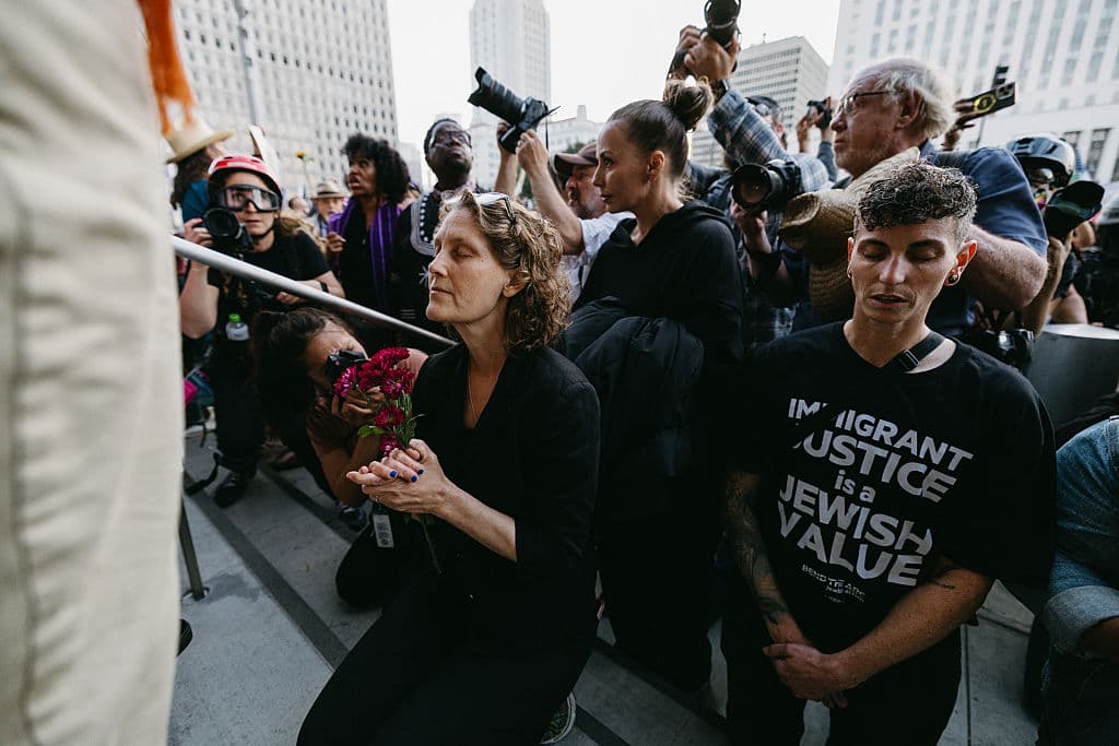 La comunidad hispana es solo 
<b>una de las afectadas por esta ola de arrestos que ejecuta ICE</b>. Hay inmigrantes de distintas partes del mundo que permanecen detenidos, confirmó 
<b><a href="https://www.univision.com/local/los-angeles-kmex/libertad-david-huerta-el-lider-sindical-arrestado-por-ice-en-los-angeles-pide-evitar-la-violencia-fotos" target="_blank">el líder sindical David Huerta</a></b> el pasado lunes, tras ser liberado bajo fianza.