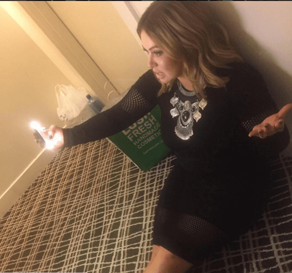 ¿Y el glamour? Chiquis acabó en el piso.