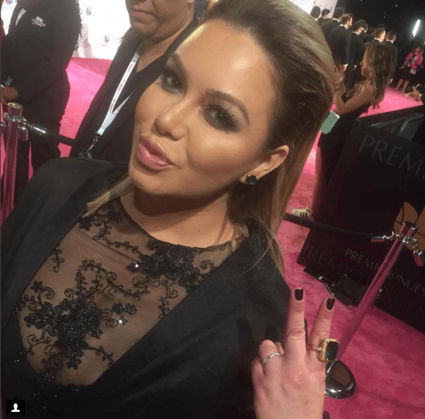 No faltó el selfie en la alfombra, esta chica sí que se veía súper feliz.