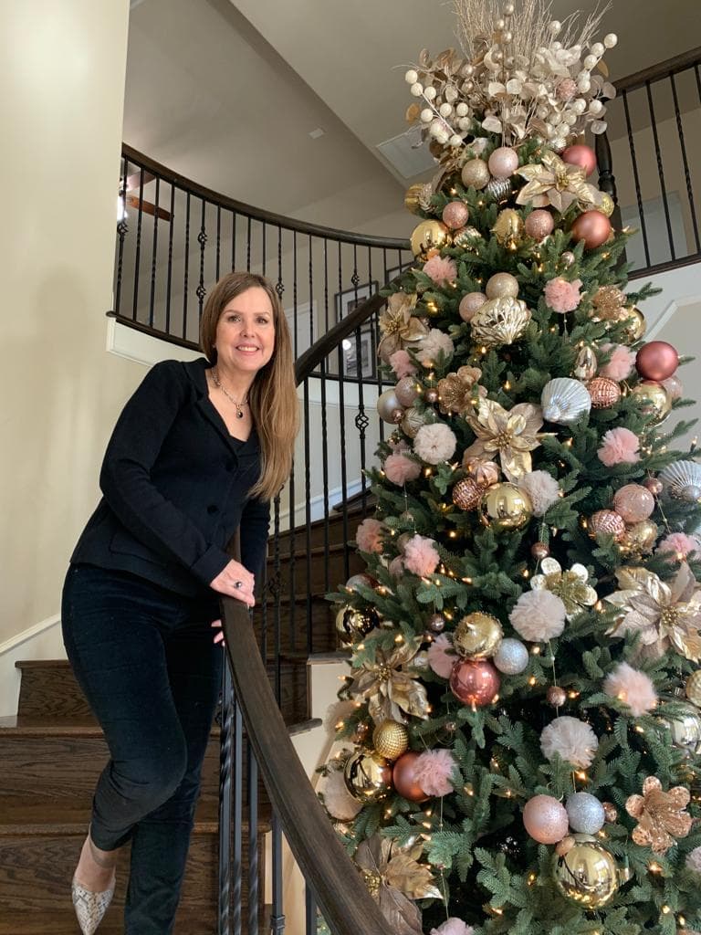 Sus consejos para decorar 
<a href="https://www.univision.com/local/dallas-kuvn/en-grapevine-regalan-arboles-de-navidad-para-que-familias-celebren-la-fecha">árboles navideños</a> son elegir tres colores básicos y comprar los adornos navideños y listones sólo en esta gama.