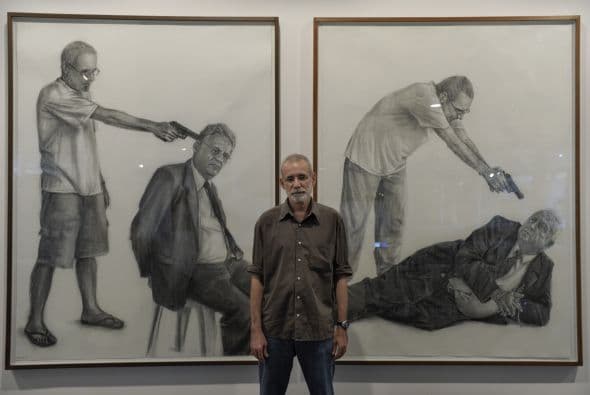 En otro lienzo, Vicente aparece apuntando por detrás a la cabeza del ex presidente brasileño Fernando Henrique Cardoso (1995-2003), también sentado y amarrado.