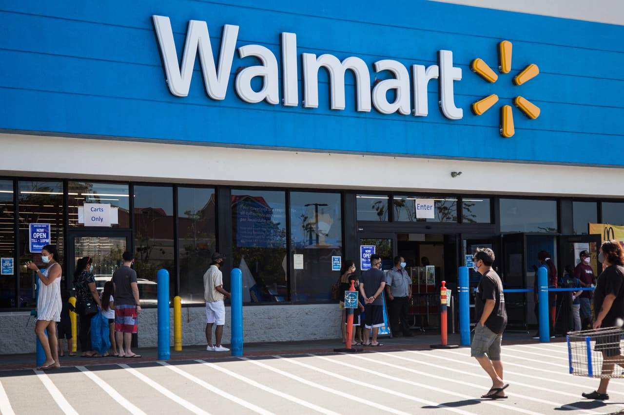 Los clientes y miembros pueden comprar sin máscara en las tiendas Walmart. Un comunicado de la compañía dijo que continuará solicitando que los clientes y miembros no vacunados usen cubiertas para la cara. Esto solo se aplica cuando las ordenanzas locales no requieren máscaras en las tiendas. Los asociados completamente vacunados tampoco necesitarán usar una máscara en el trabajo a partir del martes 18 de mayo.
<br>