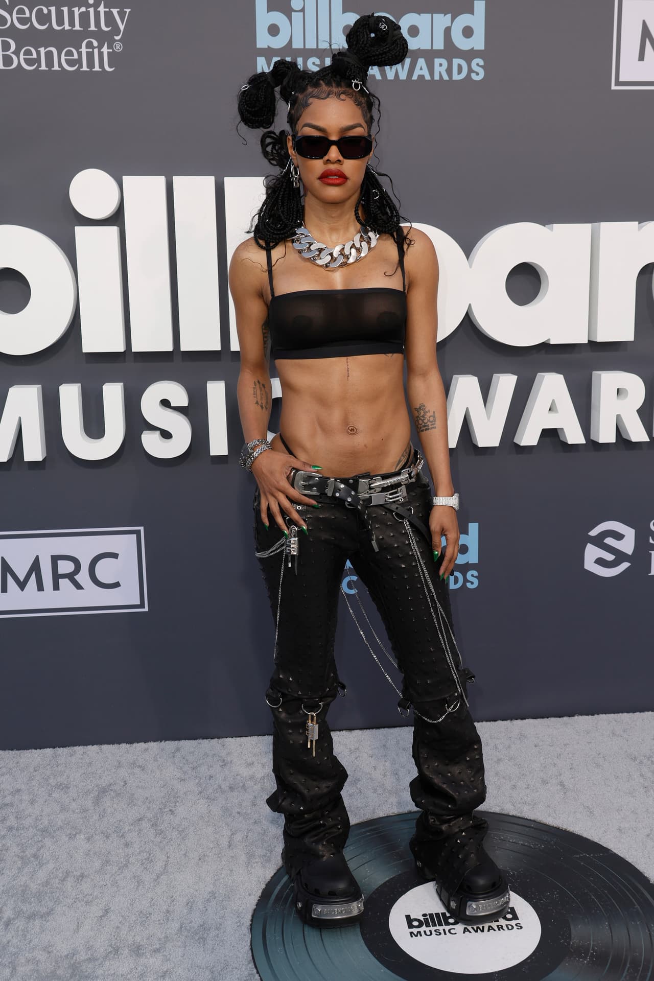 <b>Teyana Taylor </b>
<br>La actriz y cantante, de 31 años, usó un original atuendo durante los galardones. Con un look ‘total black’, Teyana se enfundó un top de Skims, la línea de ropa de Kim Kardashian, y pantalones de Givenchy.