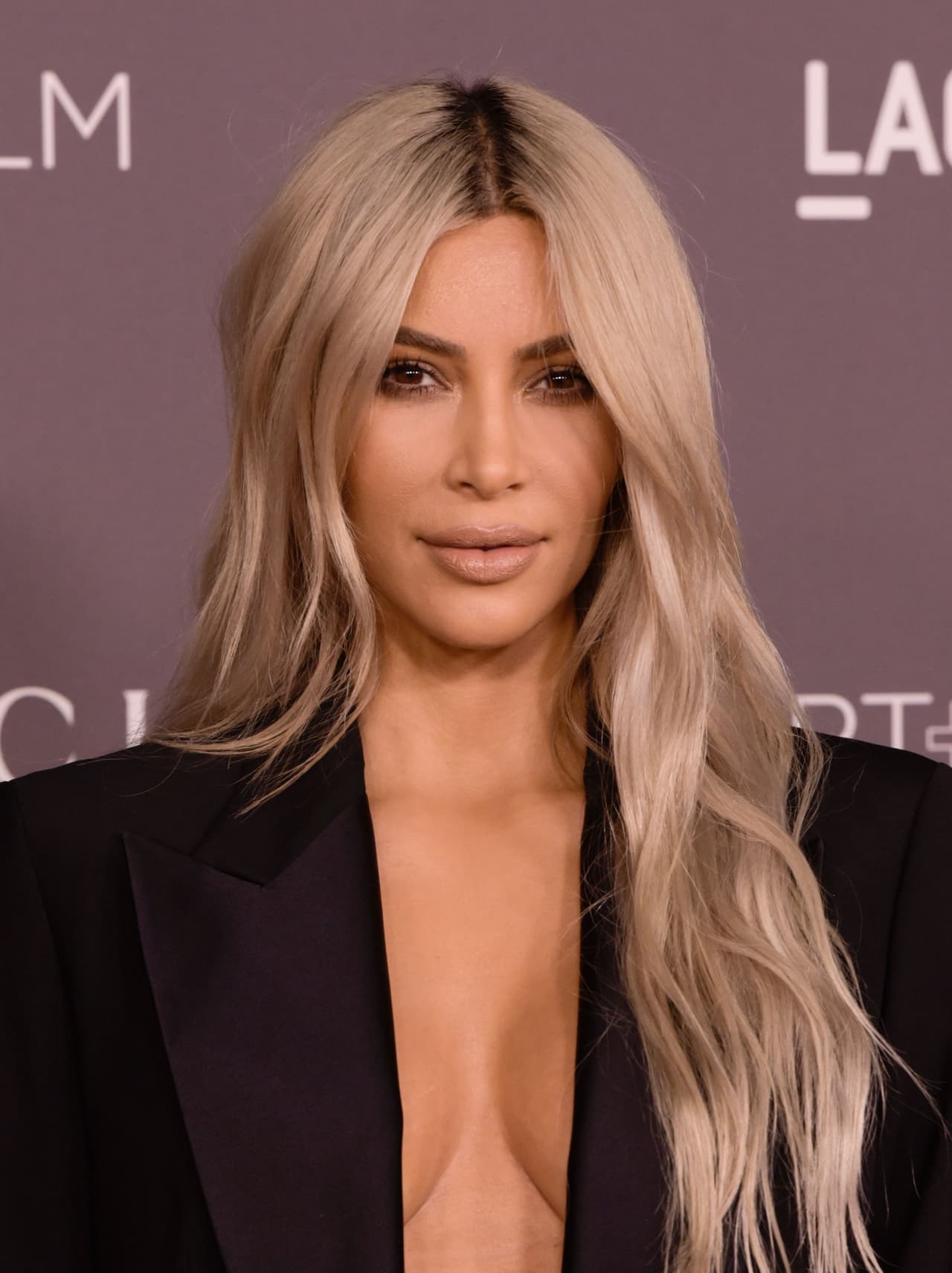 Kim Kardashian manifestó su apoyo a la causa de los sobrevivientes de Parkland invitando a sus seguidores a la manifestación. “El 24 de marzo los estudiantes y las familias de todo el país harán la #MarchforourLives y exigirán que los líderes tomen medidas para poner fin a la violencia armada en nuestras escuelas y comunidades, encuentra un evento cerca de ti”, escribió la modelo en Twitter.
