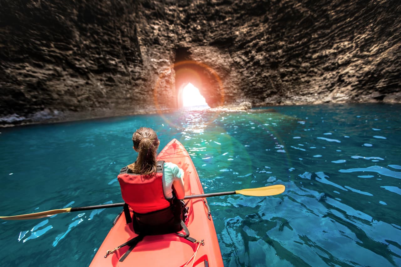 <h2 class="cms-H2-H2">6. Kauai, Hawai</h2>
<br>
<br>La isla de Kauai es conocida como la “isla Jardín”, por la abundante vegetación que la rodea. Es la cuarta más grande del archipiélago de Hawaii y también una de las menos desarrolladas. 
<br>
<br>Sus más de 60 playas ofrecen la oportunidad de practicar kayak y snorkel, además que cuenta con piscinas naturales para quien viaje con niños. También es posible hacer un recorrido en el Waimea Canyon o practicar senderismo a través de sus montañas y cascadas. 
<br>
<br>