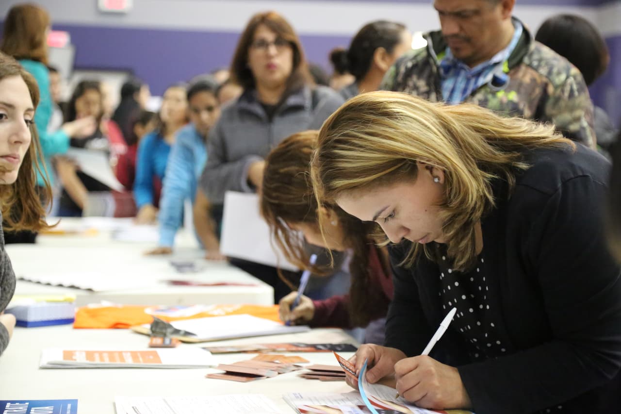 Representantes de organizaciones como Mi Familia Vota y United We Dream estuvieron presentes durante el foro ofreciendo asesoría a los inmigrantes.