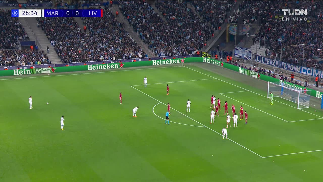 ¡TIRO ATAJADO! disparo por Amine Gouiri.