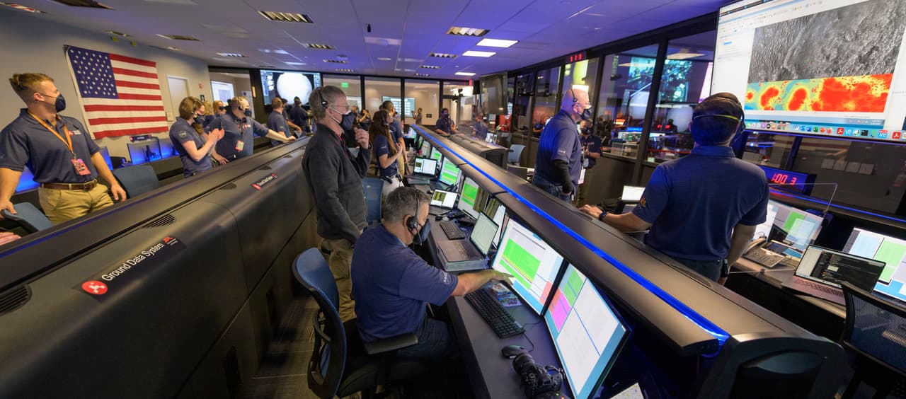 A Clark, un aficionado a los crucigramas, se le ocurrió la idea hace dos años. Los ingenieros querían un patrón inusual en la tela de nailon para saber cómo estaba orientado el paracaídas durante el descenso.
<b> Convertirlo en un mensaje secreto fue "súper divertido"</b>, dijo el martes.
<br>