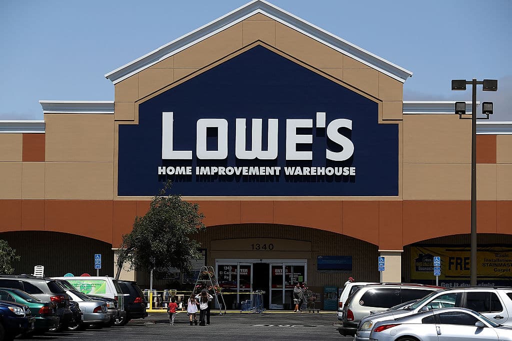 <h2 class="cms-H2-H2">Lowe's</h2>
<br>
<br>
<b>- Acción de Gracias:</b> Cerrará sus tiendas el jueves.
<br>
<br>
<b>- Black Friday: </b>Abrirá el viernes y el resto del fin de semana, en sus horarios habituales.