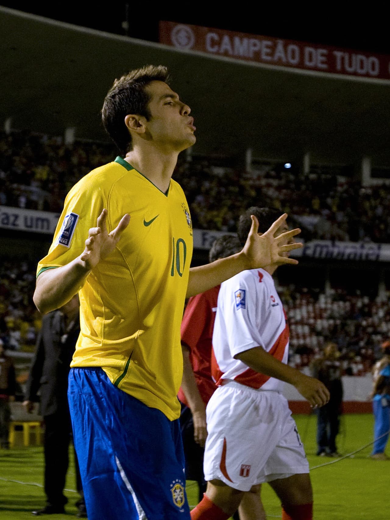 Kaká (Brasil) - la vida privada del exfutbolista brasileño siempre ha estado marcada por la unión familiar y el esfuerzo por los suyos. El ídolo del Milan nunca escondió su amor a Jesucristo y a su iglesia Evangélica.