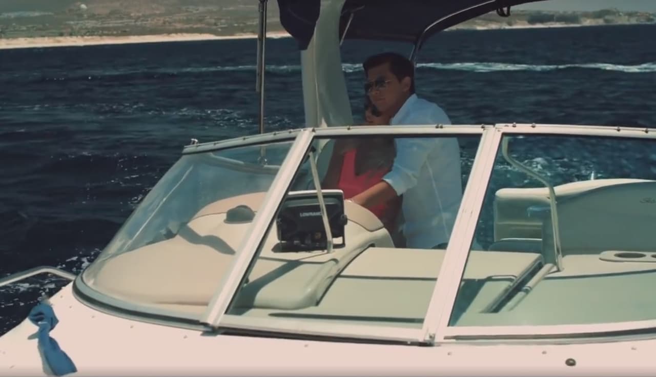 Para este clip, Christian Nodal se hizo acompañar de varias modelos quienes, dentro de la trama, lo pusieron en jaque por no saber con cuál de ellas terminaría quedándose.