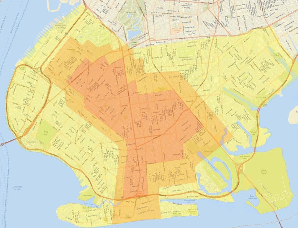 El sur de Brooklyn contiene tanto zonas rojas, naranja y amarillas. Las rojas son las de mayor riesgo y por ende cuentan con el mayor número de restricciones, incluyendo el cierre de negocios no esenciales y escuelas.