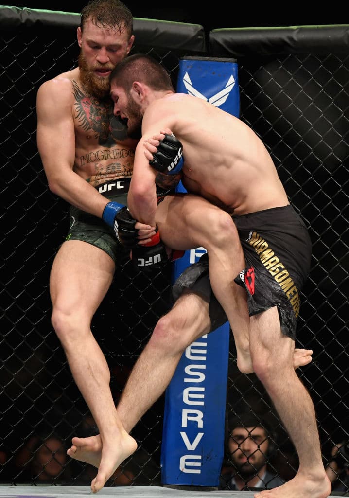 El combate fue sumamente físico entre ambos, teniendo la ventaja el ruso Khabib Nurmagomedov.