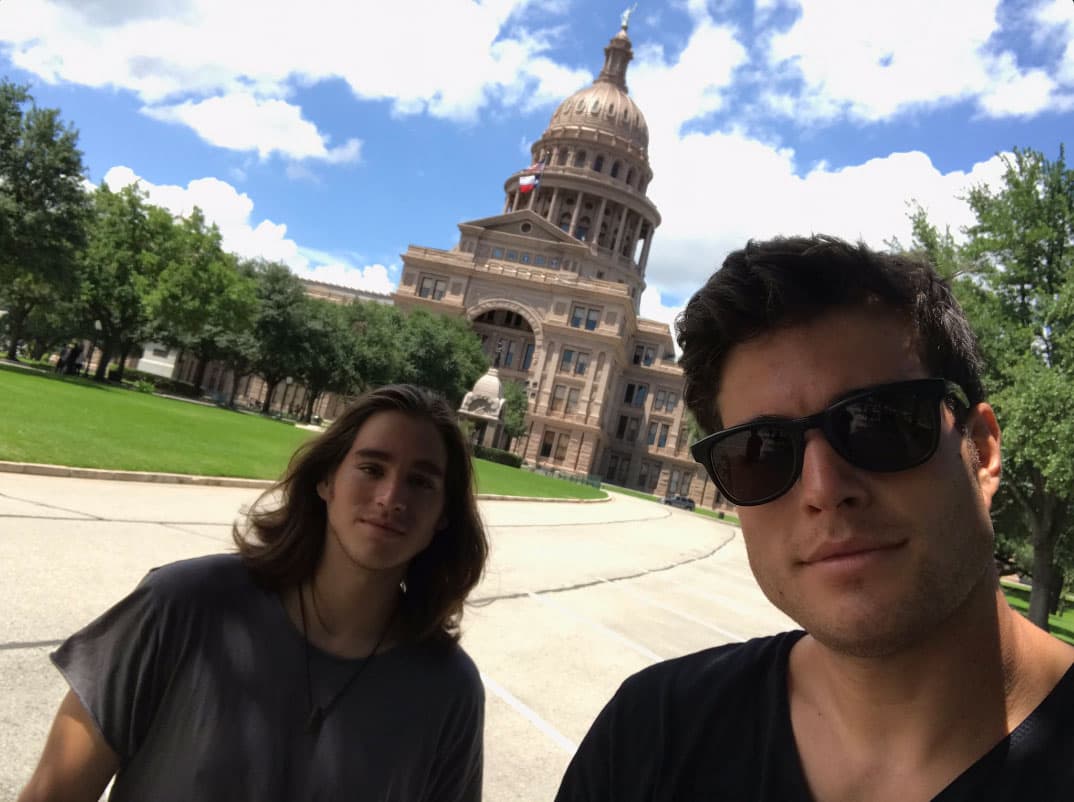 <b><a href="http://www.univision.com/temas/danilo-carrera">Danilo Carrera</a></b> es el mayor de cinco hermanos, pero últimamente ha podido convivir más con Felipe, quien lo visita en México muy seguido.