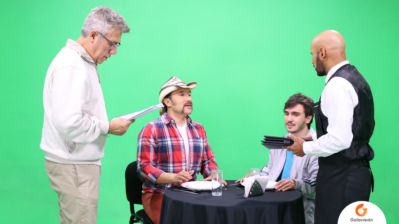 El director José Sierra afinó los detalles faltantes antes de comenzar a grabar.