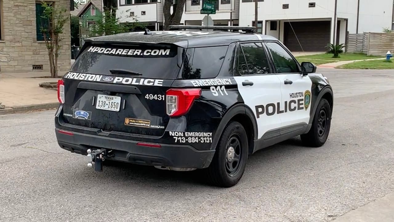 Si ya hiciste preguntas y aún tienes tienes dudas sobre la o las personas que están tocando a tu puerta, no dudes de llamar al 911.