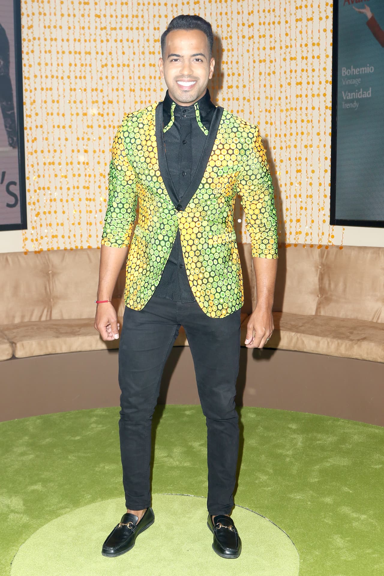 El dominicano Eliecer Marte se arriesgo con un sacó fluorescente... y ganó.